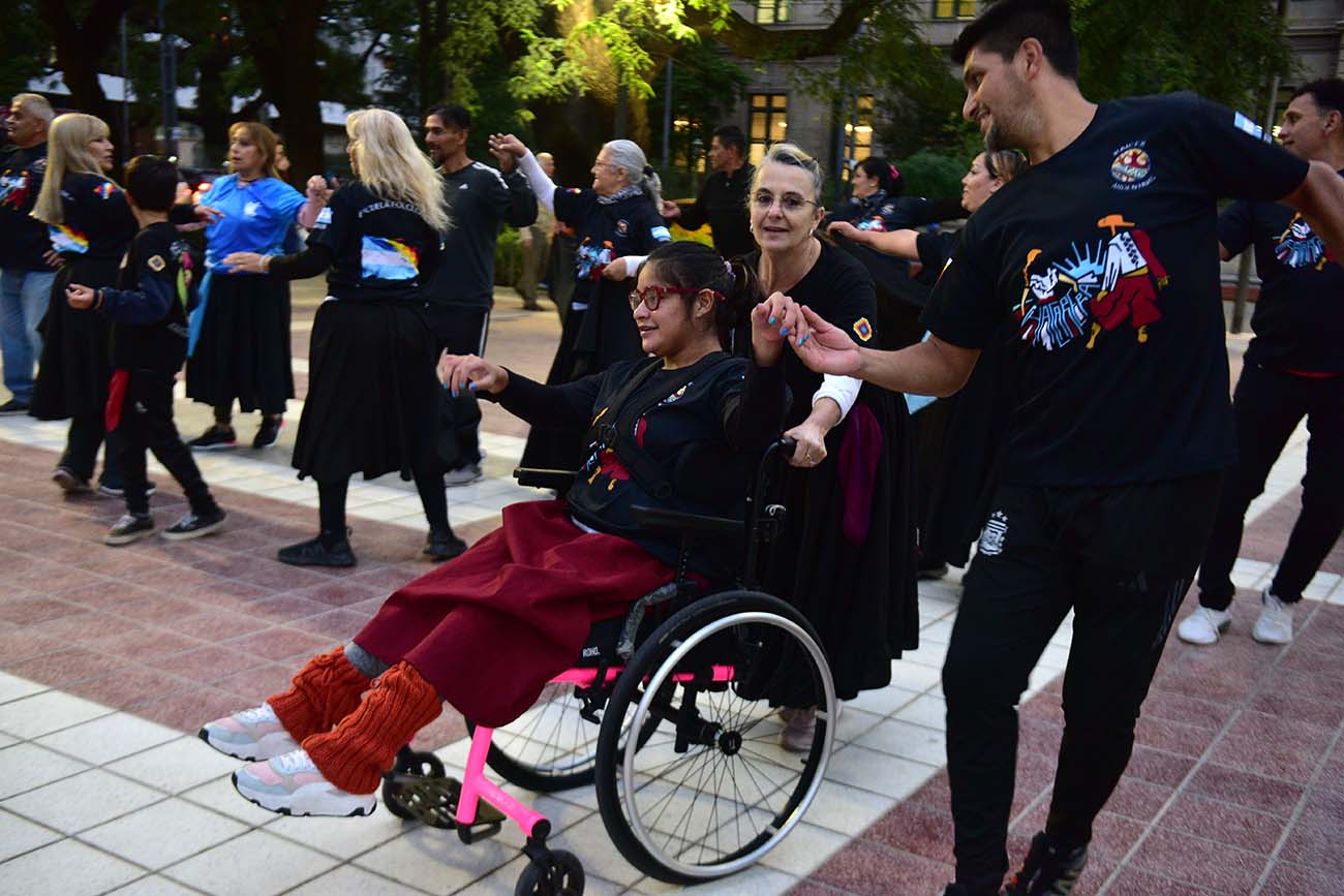 Folclore en la Plaza Colón. La historia de Raíces Argentinas, el grupo que baila en el centro de Córdoba. (José Gabriel Hernández/La Voz)
