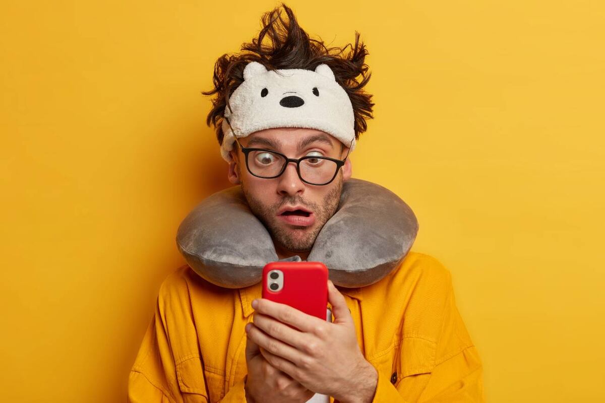 Los argentinos pasan casi 9 horas al día conectados, con más de 3 dedicadas a redes sociales como WhatsApp, Instagram y TikTok, lo que impacta directamente en la salud mental y en la calidad del descanso. (Freepik)
