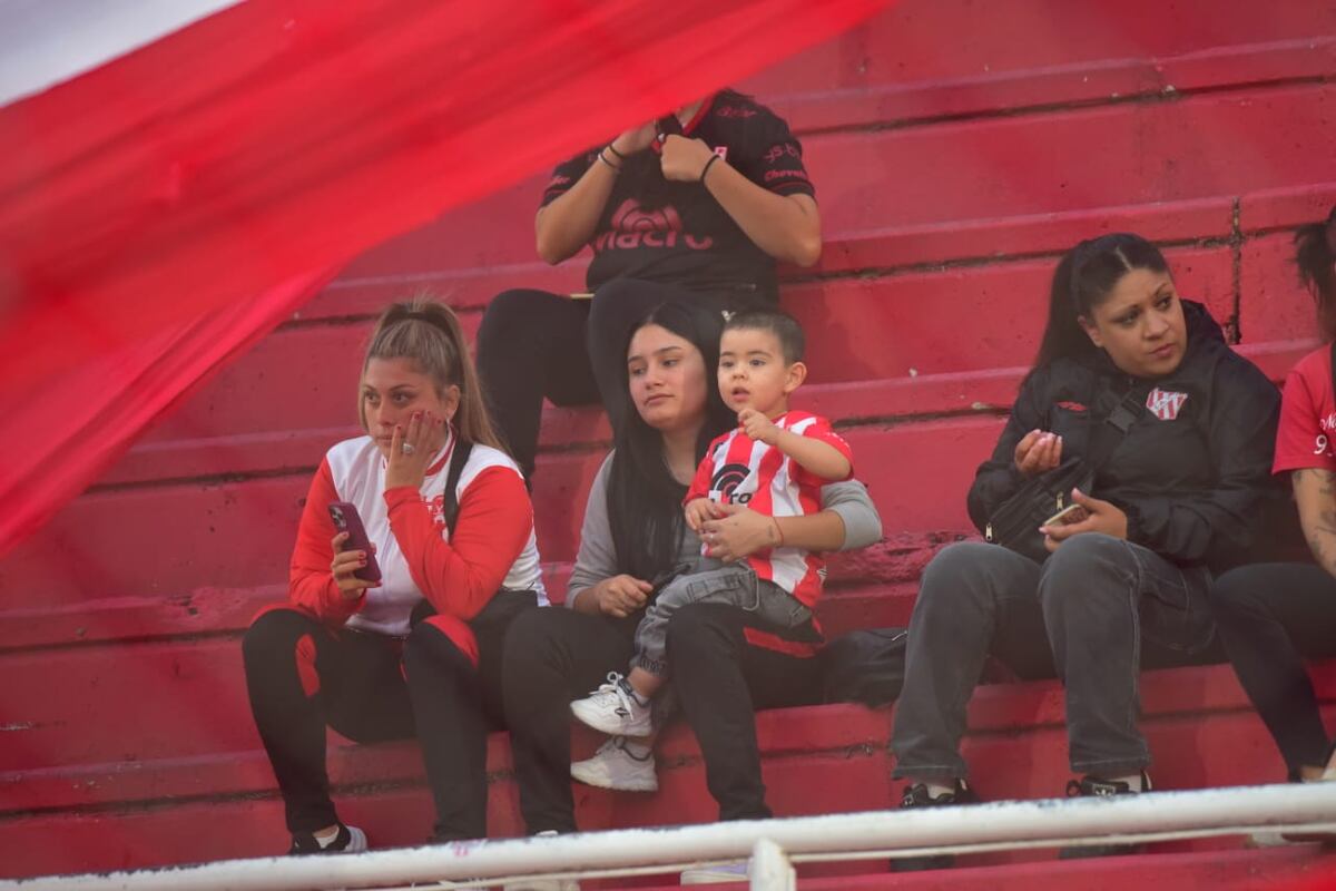 Copa Córdoba. Los hinchas de Instituto en el Monumental de Alta Córdoba, antes del partido con Talleres. (Javier Ferreyra / La Voz)
