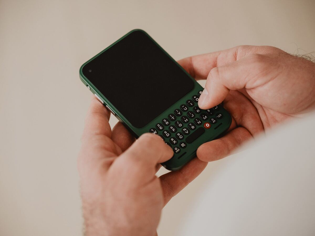 Vuelven los celulares con teclado físico: así es el nuevo Clicks Communicator