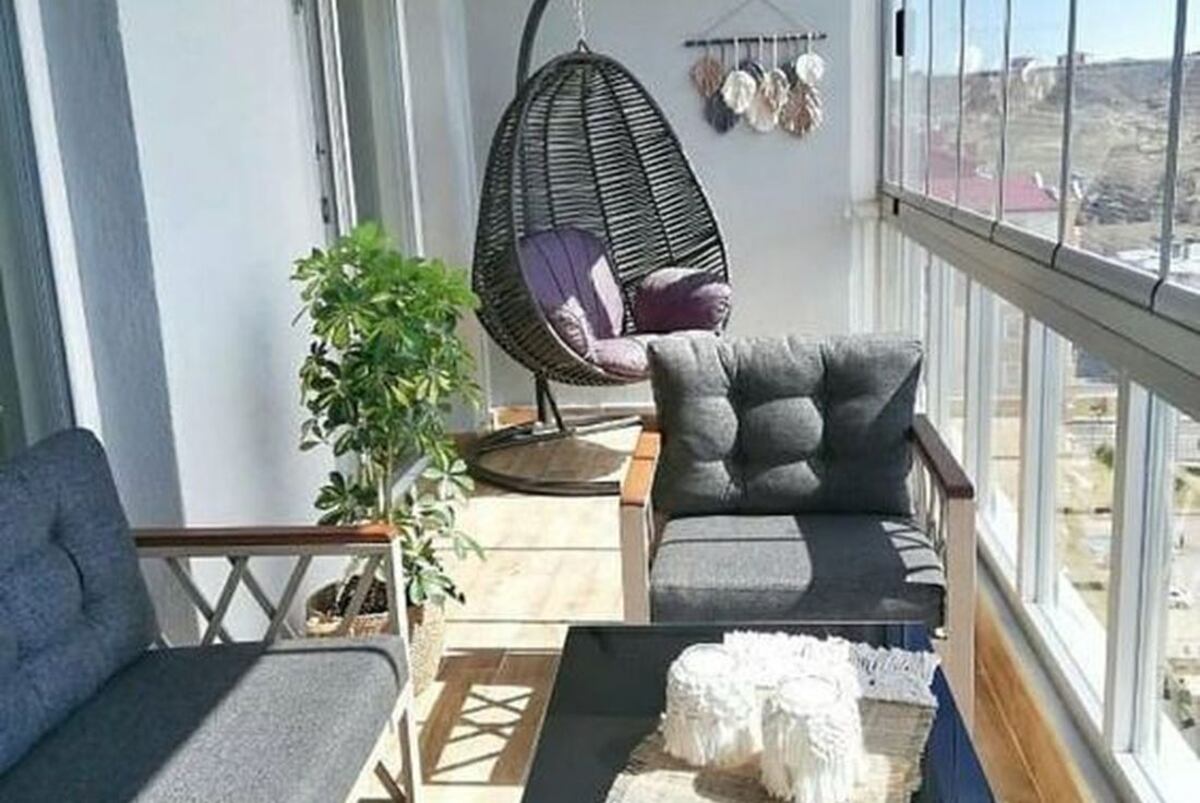 Porcelanato símil madera para un balcón con mucha personalidad en el que hibernar al sol. (Foto: Pinterest)
