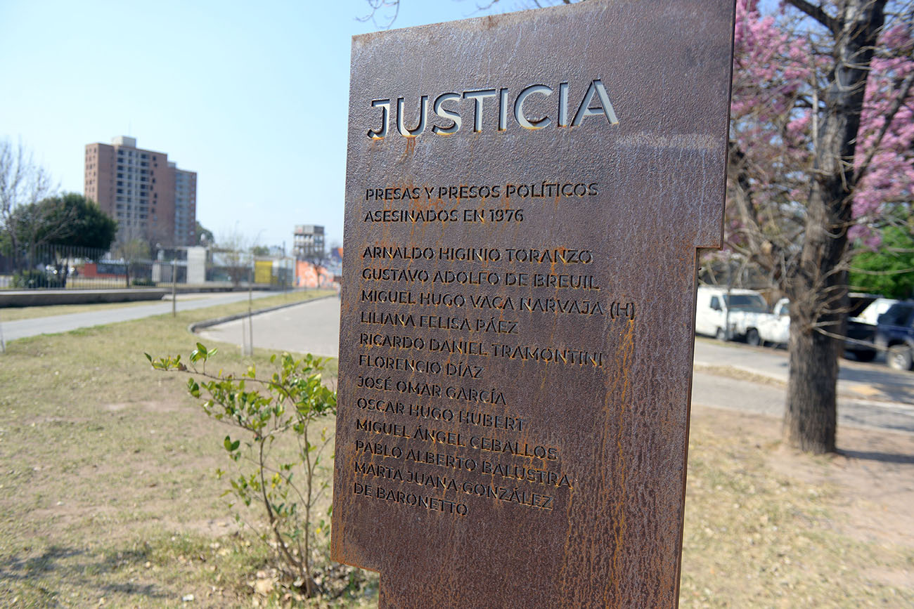En el ingreso a la ex Penitenciaría, tres monolitos recuerdan a los presos políticos fusilados durante la última dictadura. (José Gabriel Hernández / La Voz)