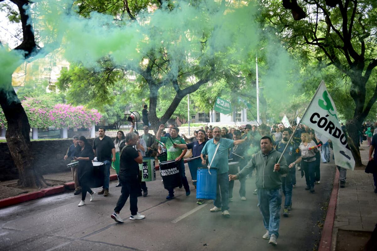 Protesta del gremio de los municipales, Suoem, por las calles de Córdoba capital contra el intendente Daniel Passerini. (Nicolás Bravo / La Voz)