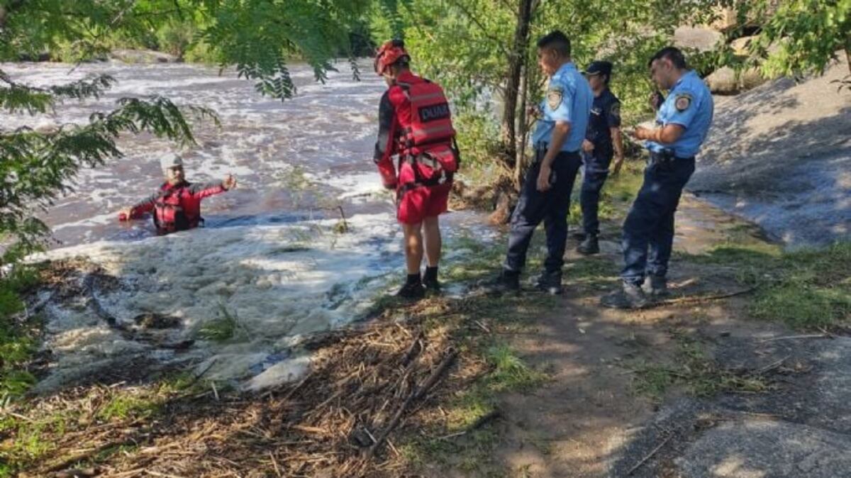 Rescatan a una familia de turistas en Villa Parque Siquiman (Gobierno de Córdoba)