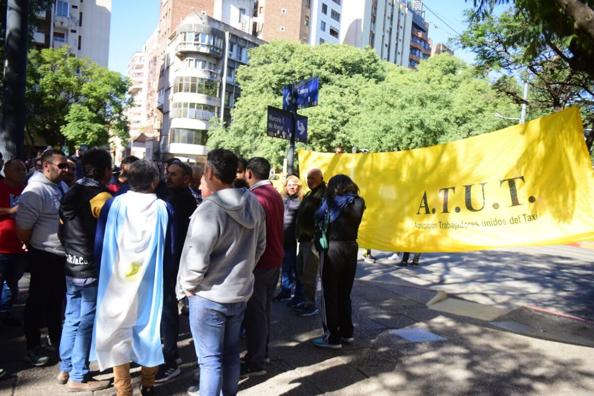 Protesta de taxistas en el centro de la ciudad de Córdoba. (José Gabriel Hernández / La Voz)