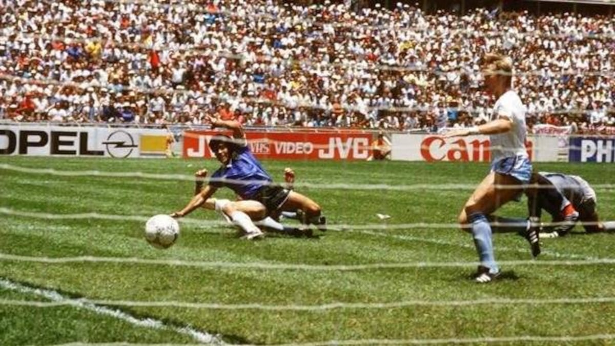 Hoy se cumplen 35 años de los dos goles de Maradona a los ingleses que entraron en la historia del fútbol. Acá el mejor gol de la historia.