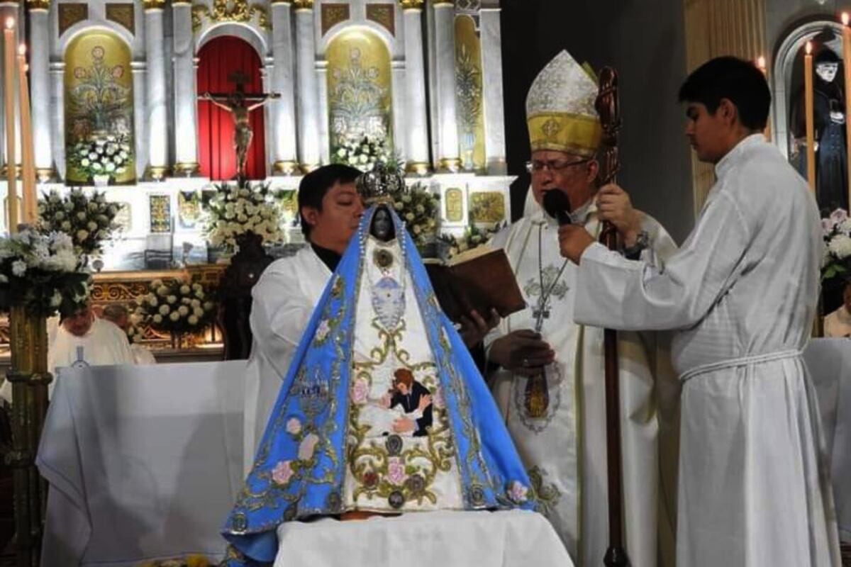 El bordado de la Virgen con la imagen de Milei.