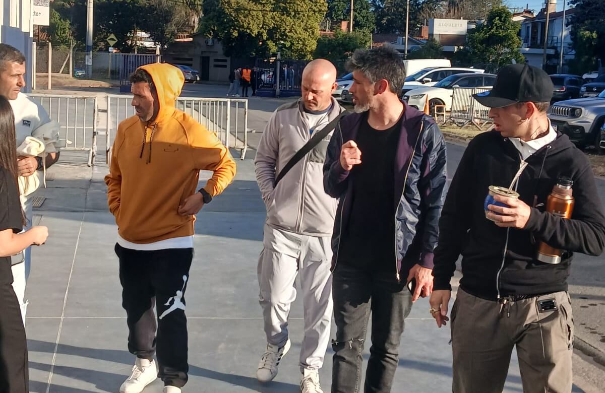 Tevez y Pablo Pérez, viendo la Reserva de Talleres. (Gentileza Eduardo Orsi /
@elmumoorsi en X).