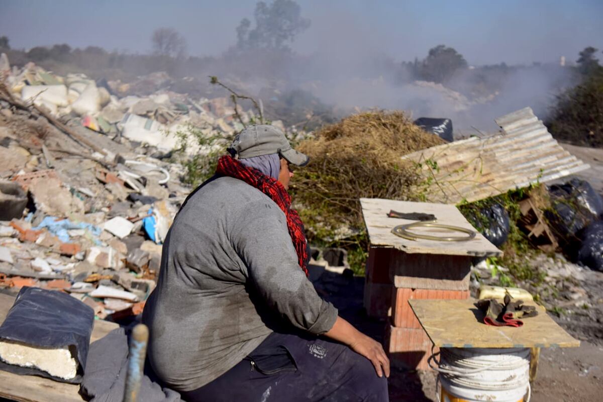 Basural a cielo abierto en bulevar De los Polacos. (José Gabriel Hernández / La Voz)