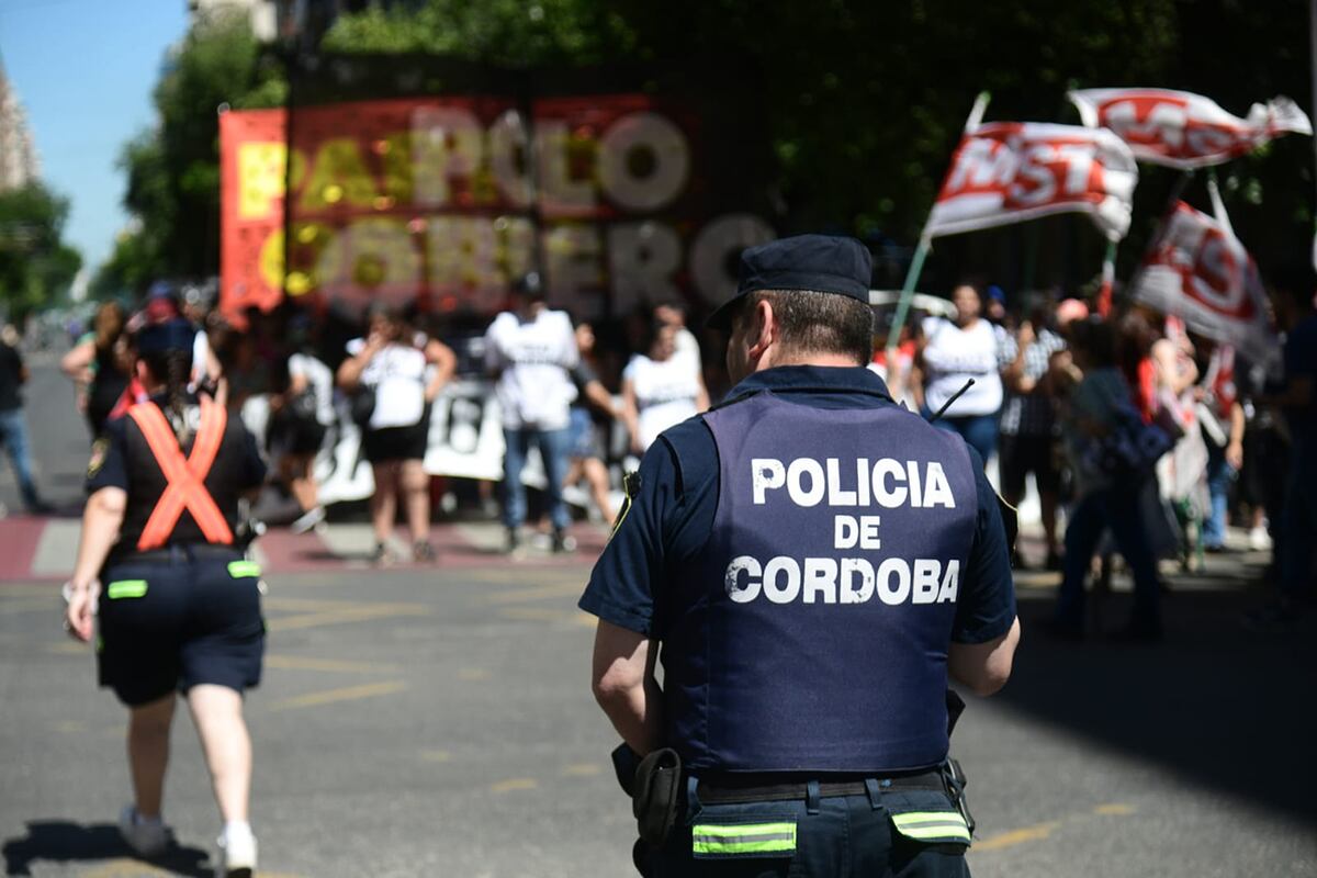 Córdoba. Marcha de estatales hacia la Unicameral. (Ramiro Pereyra / La Voz)