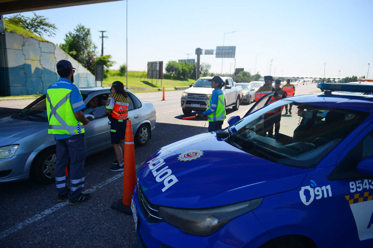 La Policía Caminera efectúa controles de alcoholemia y seguridad vial en la Autopista a Carlos Paz.  (Nicolás Bravo / La Voz)