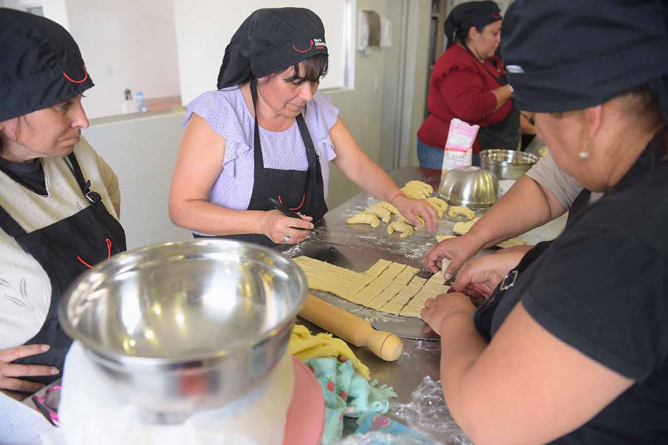 Cocina Escuela Solidaria. En medio de una crisis económica creciente, el Banco de Alimentos de Córdoba dicta talleres de cocina para referentes de los comedores sociales que asiste en la ciudad. (José Gabriel Hernández / La Voz)