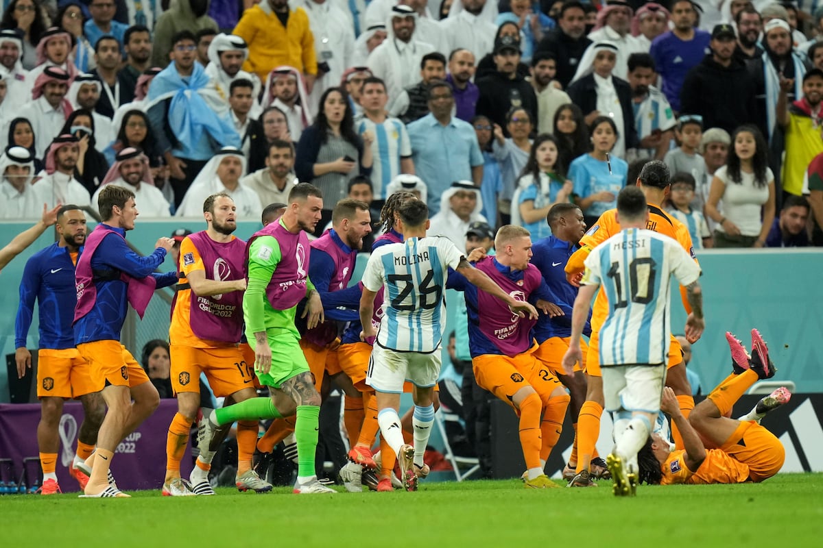 Momento de tensión en el segundo tiempo de Argentina ante Países Bajos. (AP).