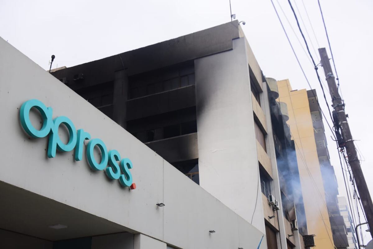 Incendio en el edificio de Apross. (José Gabriel Hernández / La Voz)