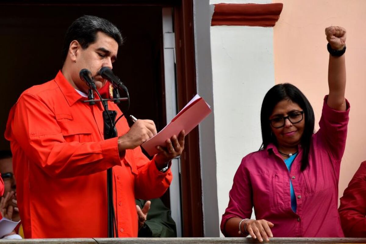 Venezuela's President Nicolas Maduro (L), next to Venezuelan Vice-president Delcy Rodriguez signs a document through which his government breaks off diplomatic ties with the United States, during a gathering in Caracas on January 23, 2019\u002E - Venezuela President Nicolas Maduro announced on Wednesday he was breaking off diplomatic ties with the United States after counterpart Donald Trump acknowledged opposition leader Juan Guaido as the South American country's \