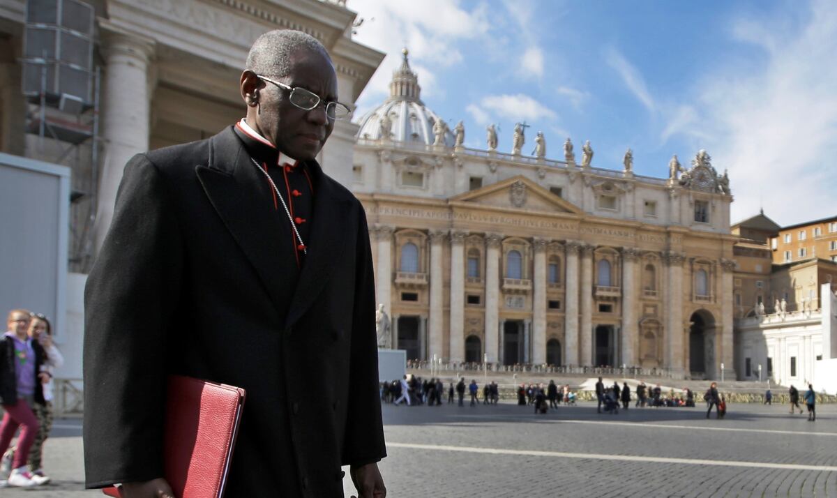 Robert Sarah, el cardenal enemigo del Papa Francisco
