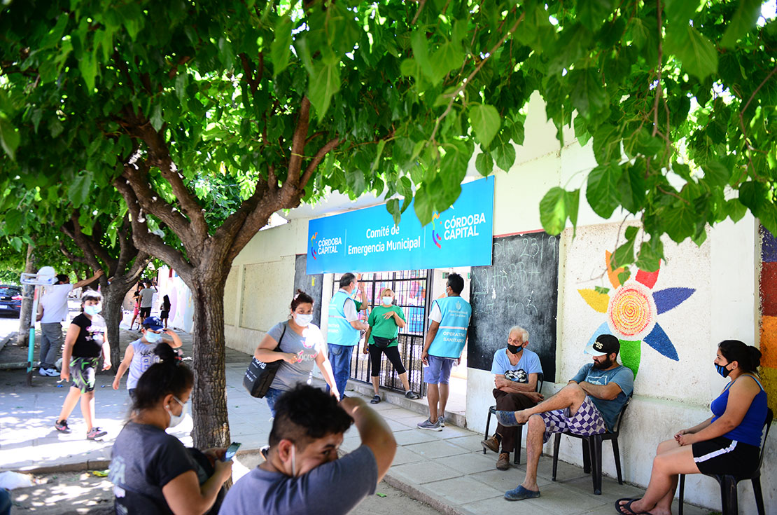 Centro vecinal. Decenas de vecinos fueron atendidos con gastroenteritis y problemas respiratorios tras la contaminación ambiental (José Hernández/La Voz).