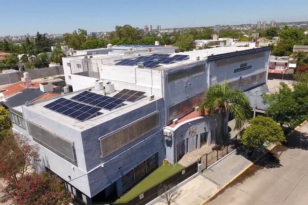 El Instituto Francisco Luis Bernárdez integró un equipamiento fotovoltaico como parte de su infraestructura y de su propuesta educativa.