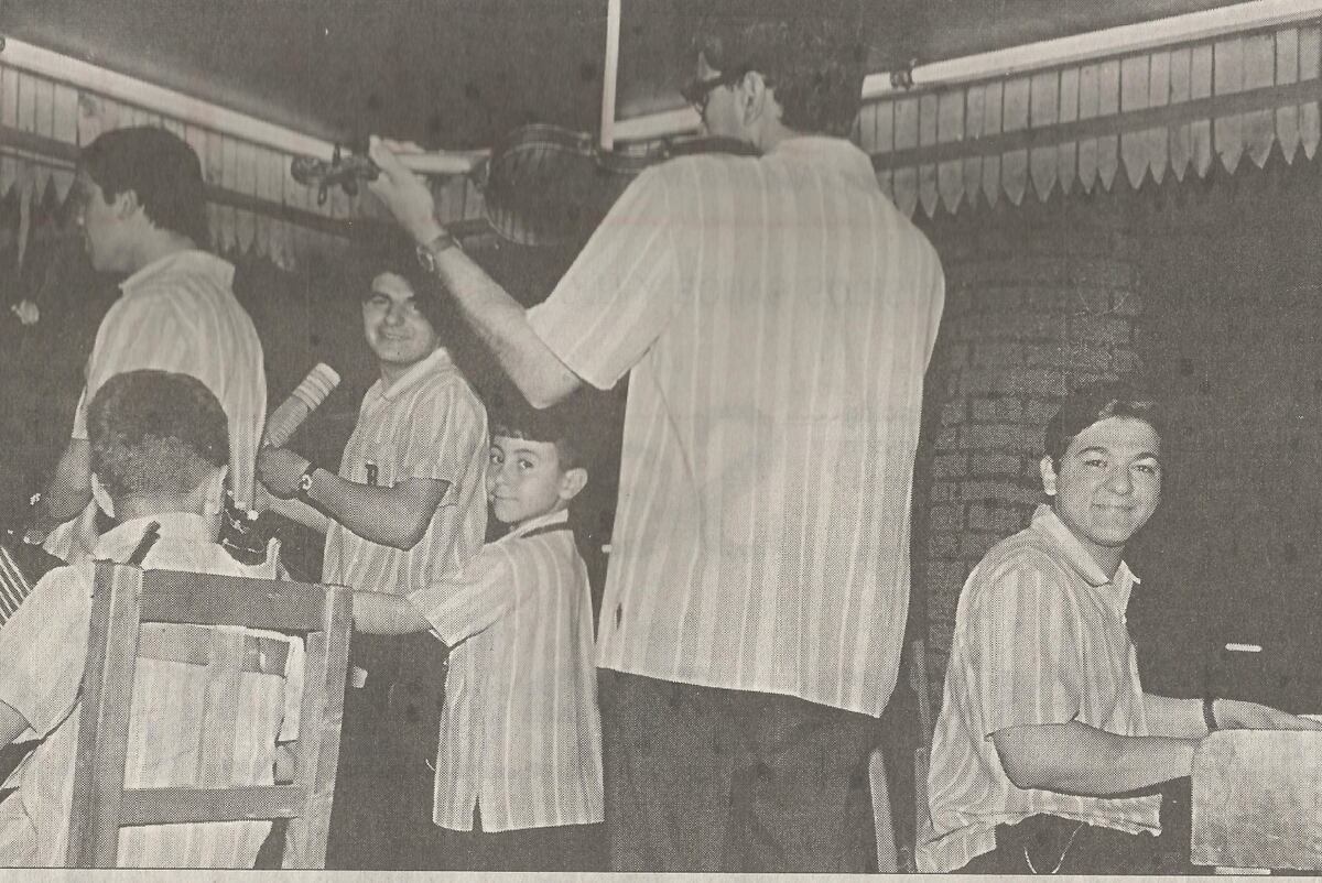 Cuarteto Berna  en Confitería La Revoltosa, en 1968. Bernando Bevilacqua al piano. De espaldas el acordeonista Dany Franco, su hermano Dante en bajo, Horacio Luna en violín, Carlitos Jiménez en voz y Toto Caridi en guiro.  (Foto: Archivo La Voz)