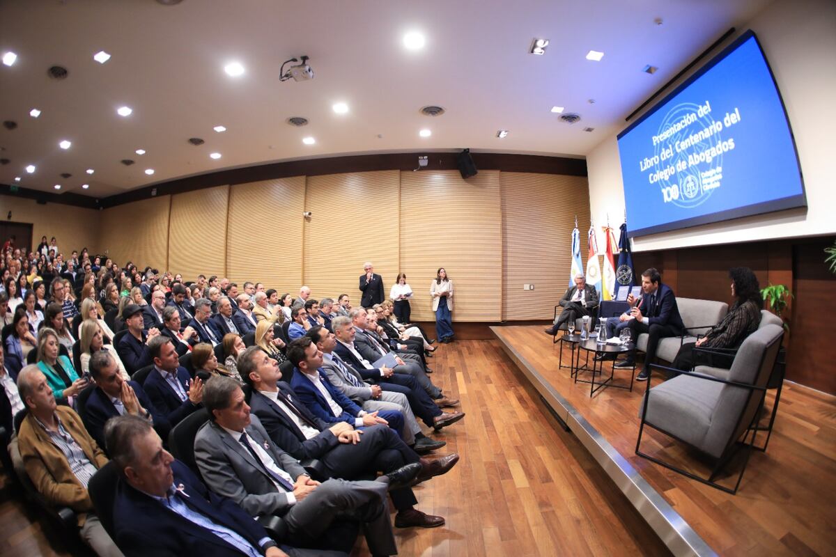 Acto. Además del periodista Luis Ventura, en la presentación del libro de los 100 años de historia del Colegio de Abogados, habló una de sus autoras y el presidente Eduardo Bittar. (Archivo)