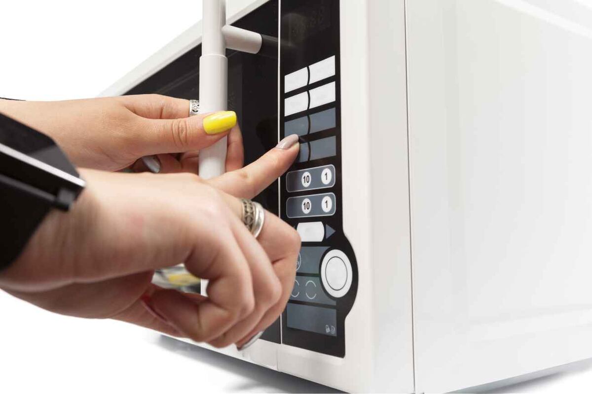 Aunque los microondas están diseñados para calentar alimentos de forma eficiente, el proceso no funciona igual que en la cocina. (Freepik)