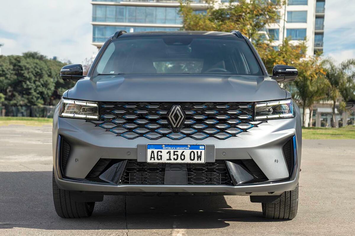 Parrilla con rombos en detalles azules color la carrocería en gris satinado, uno de los diferenciales del Koleos Esprit Alpine.