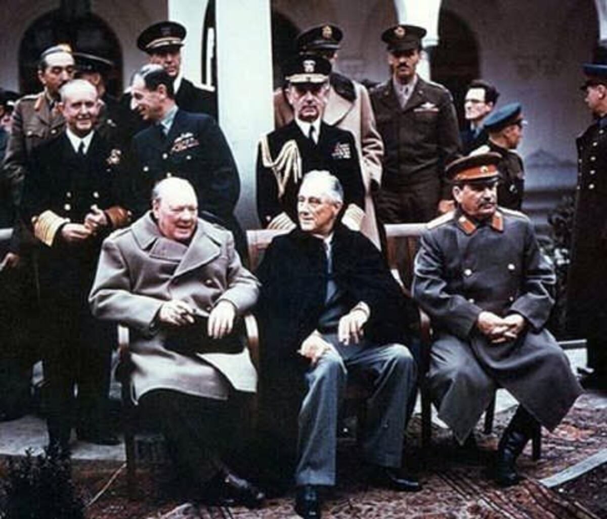 1945. Conferencia de Yalta (Crimea). Roosevelt, Churchill y Stalin acuerdan, entre otras cosas, la división de Alemania en cuatro zonas administradas por EEUU, Reino Unido, URSS y Francia.