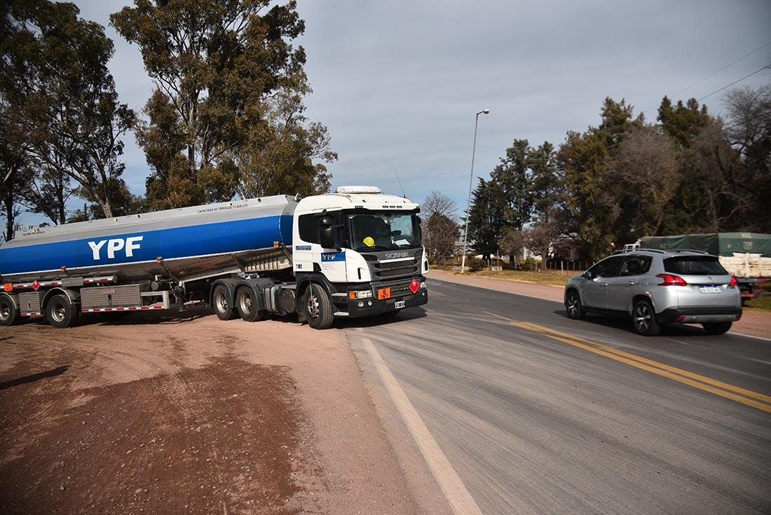 Protesta de transportistas en Sinsacate por la falta de gasoil en Córdoba y el país (Pedro Castillo/LaVoz).