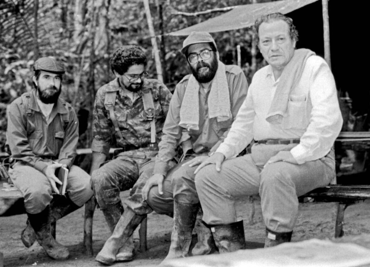 Timochenko, con libro entre las manos, cuando comandaba la guerrilla de las Farc.