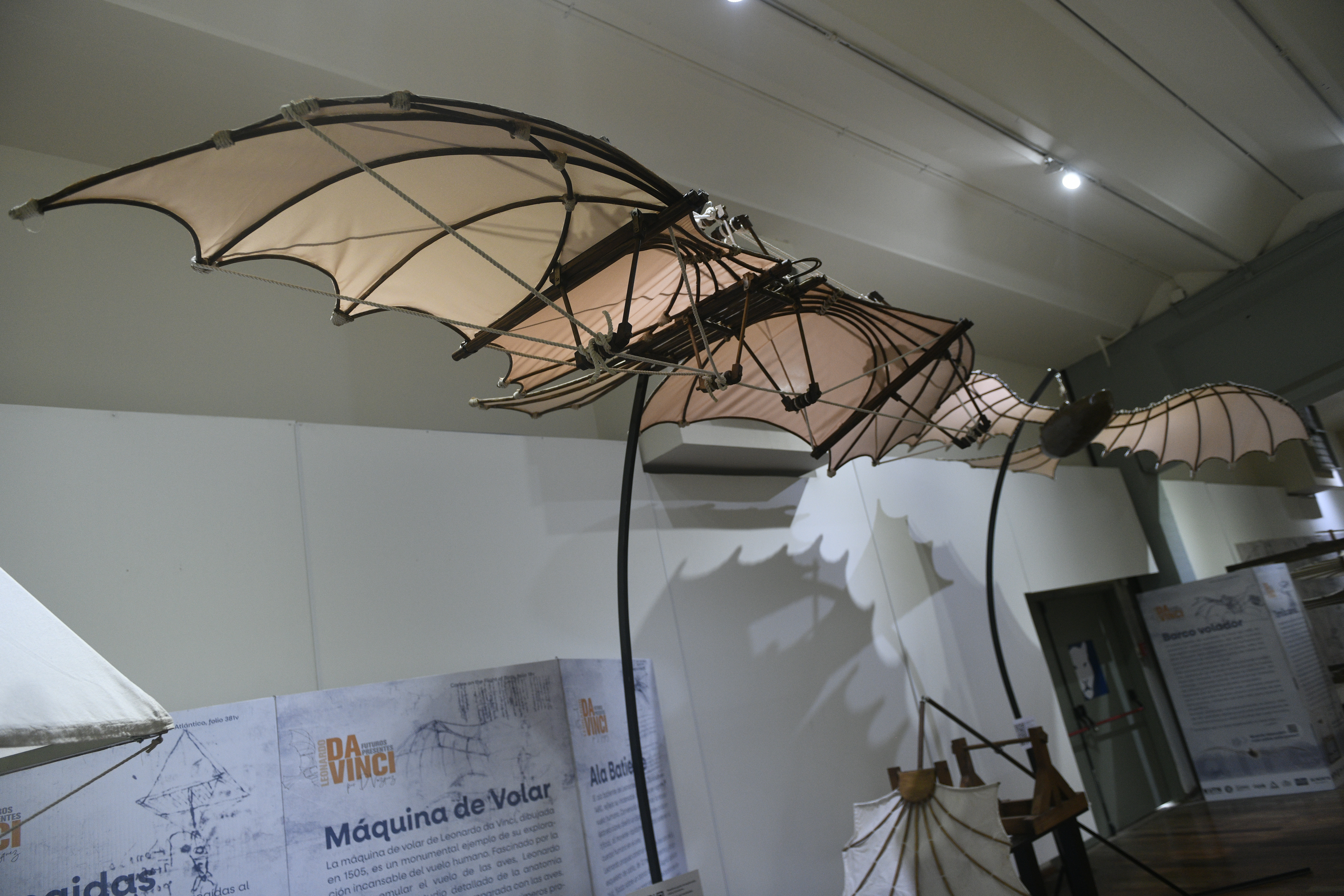 Daniel Vazquez y Santiago Viale son los creadores de una muestra sobre las máquinas de Da Vinci que se hace en el Museo de Ciencias Naturales. Foto Javier Ferreyra