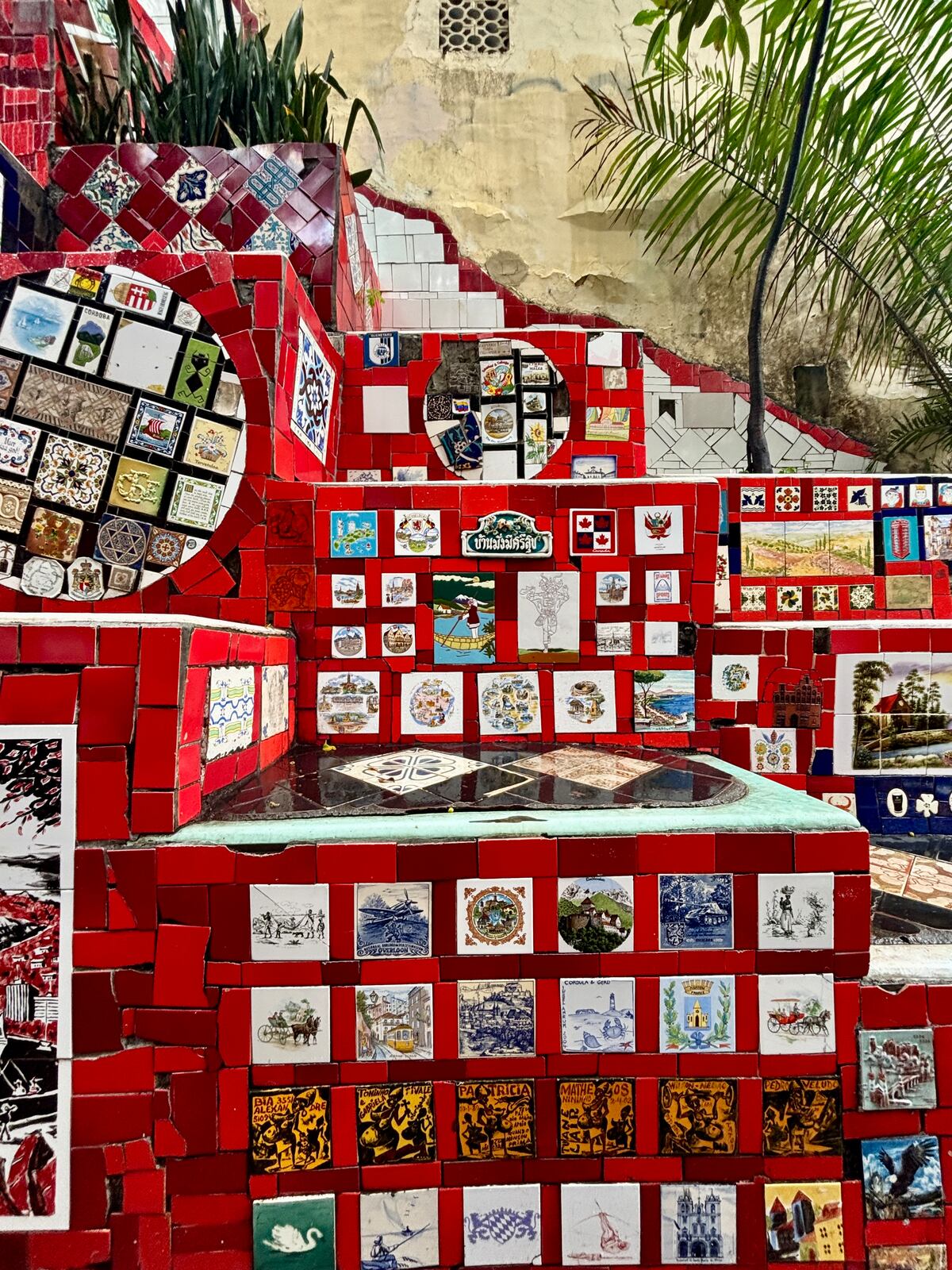 Las Escaleras de Selarón están cubiertas con sus mosaicos de más de 60 países, un homenaje colorido a la diversidad.