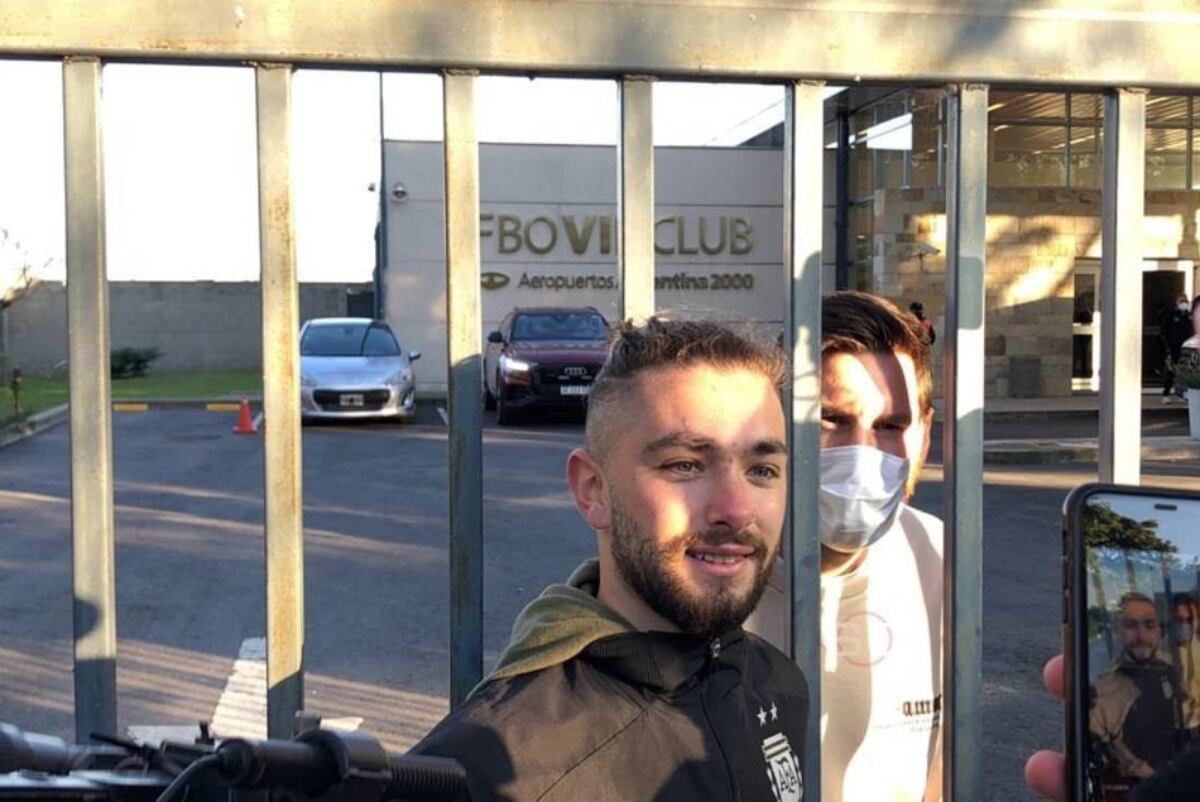 Messi se sacó fotos en su llegada a Argentina (ESPN)