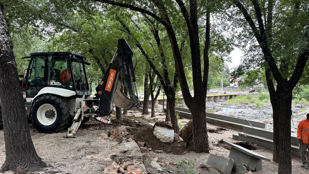 Retiran mesas y asadores de balneario en Carlos Paz (Municipalidad)