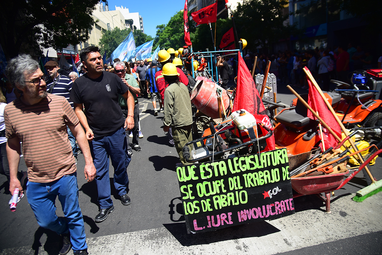 Protesta. Estatales de Córdoba marchan en rechazo al aumento de aportes para la Caja de Jubilaciones. Pedro Castillo  / La Voz