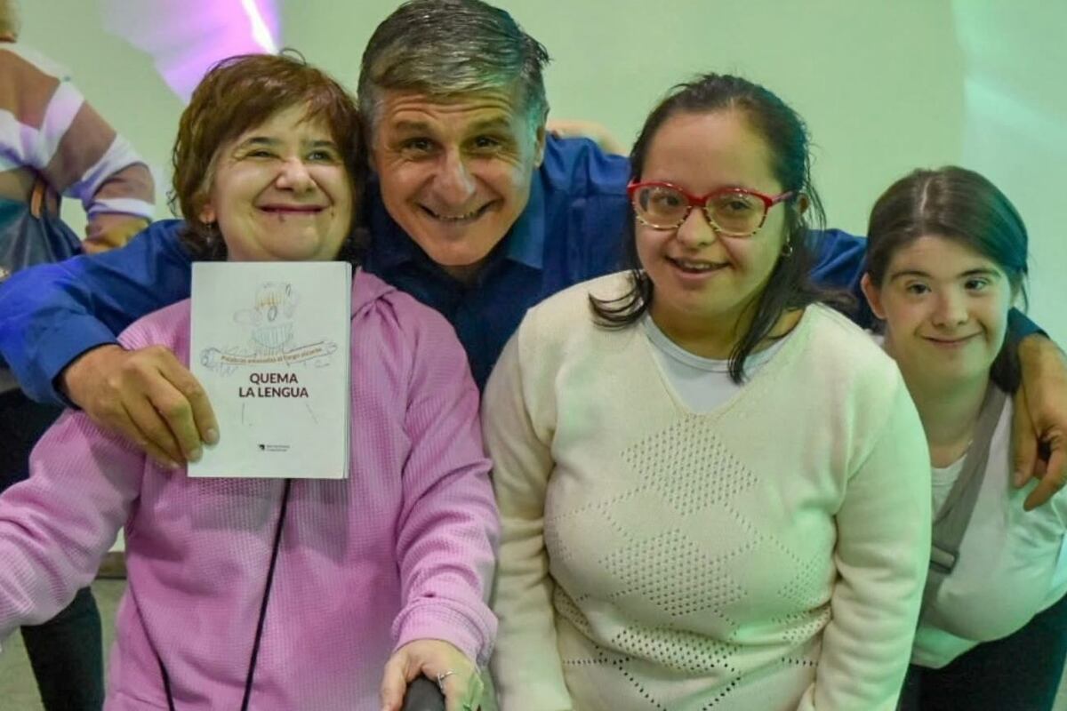 El intendente Raúl Cardinali junto a integrantes del Programa de Discapacidad e Inclusión municipal.