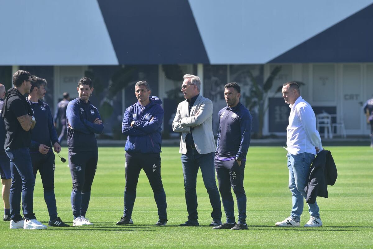 El presidente Andrés Fassi en el entrenamiento junto al entrenador Carlos Tevez. (Pedro Castillo / La Voz)