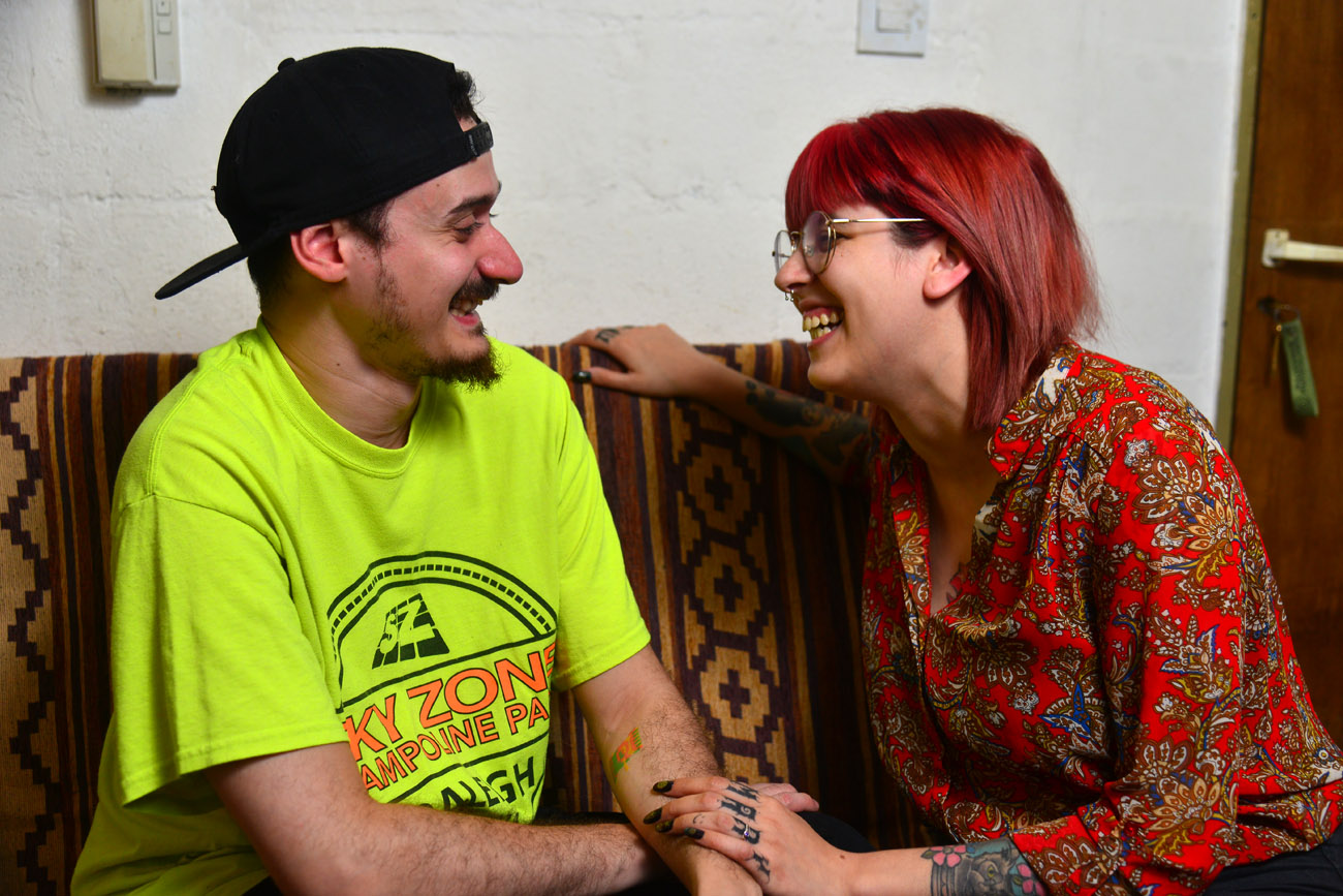 Jade y su reciente esposo Claudio, lograron casarse con el nuevo documento No Binario. (Nicolás Bravo / La Voz)