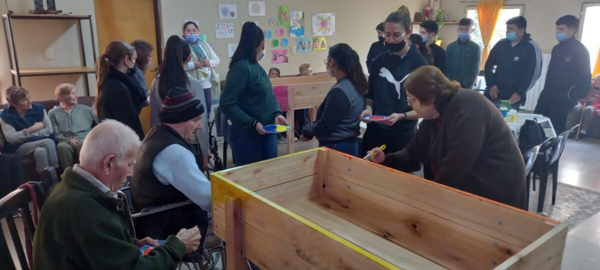 Manos a la obra. Jubilados realizan los canteros con el apoyo de estudiantes en Sacanta (Gentileza).