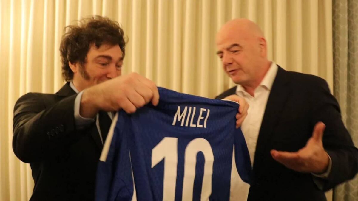 Los regalos de Gianni Infantino a Javier Milei.