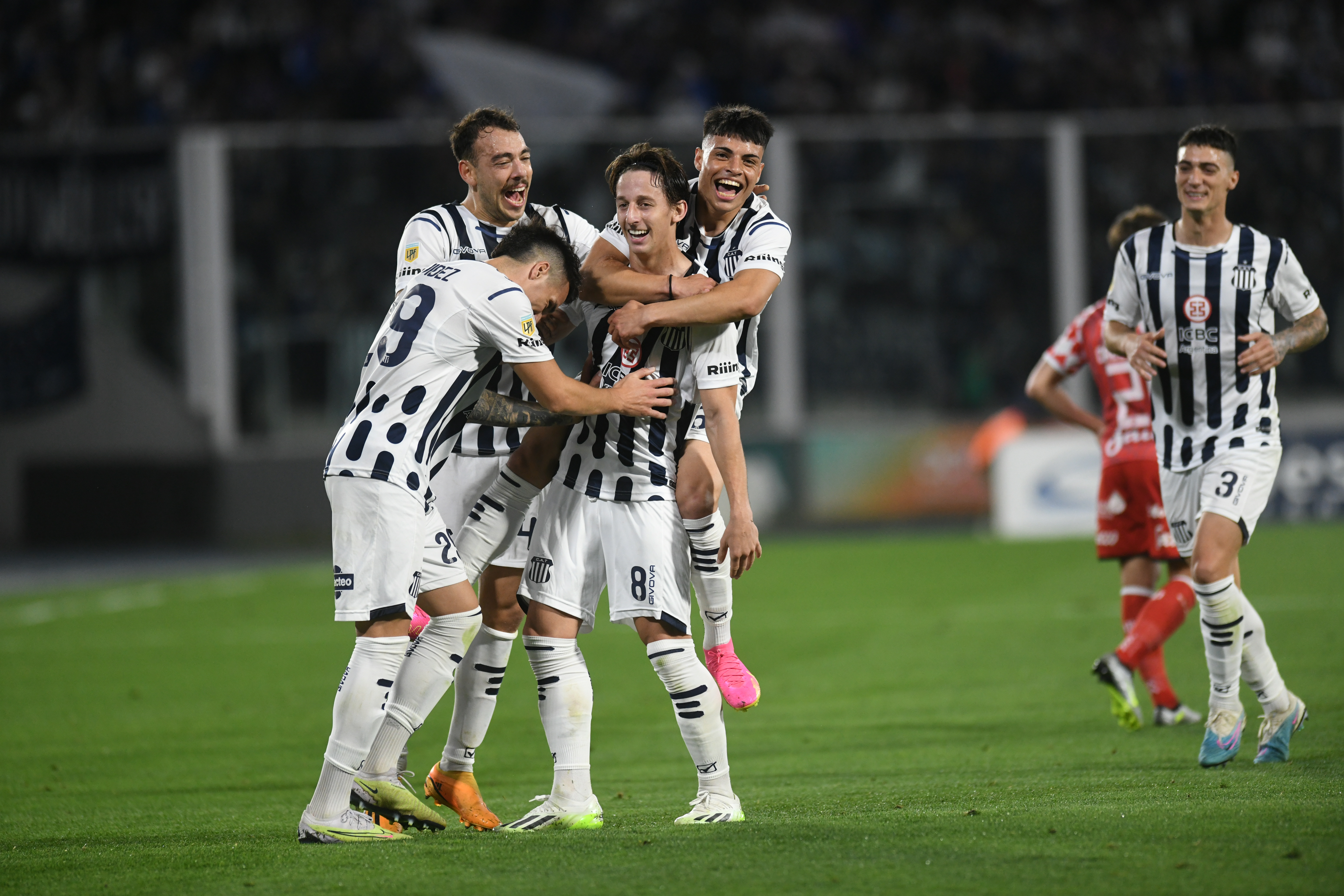 Talleres goleó el lunes a Barracas Central en el Kempes en la antesala del clásico. (Javier Ferreyra/La Voz)