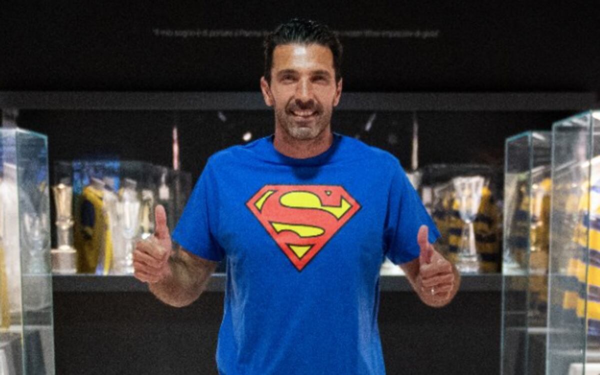 Gianluigi Buffon, al estilo Superman en su regreso al Parma.
