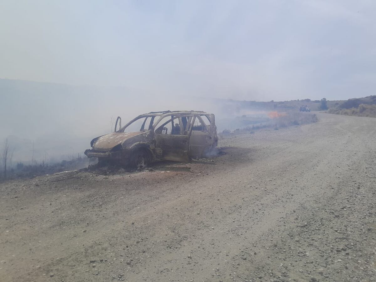 El auto que se incendió en la banquina de la ruta de las Altas Cumbres, entre Punilla y Traslasierra (IIFF Cba)