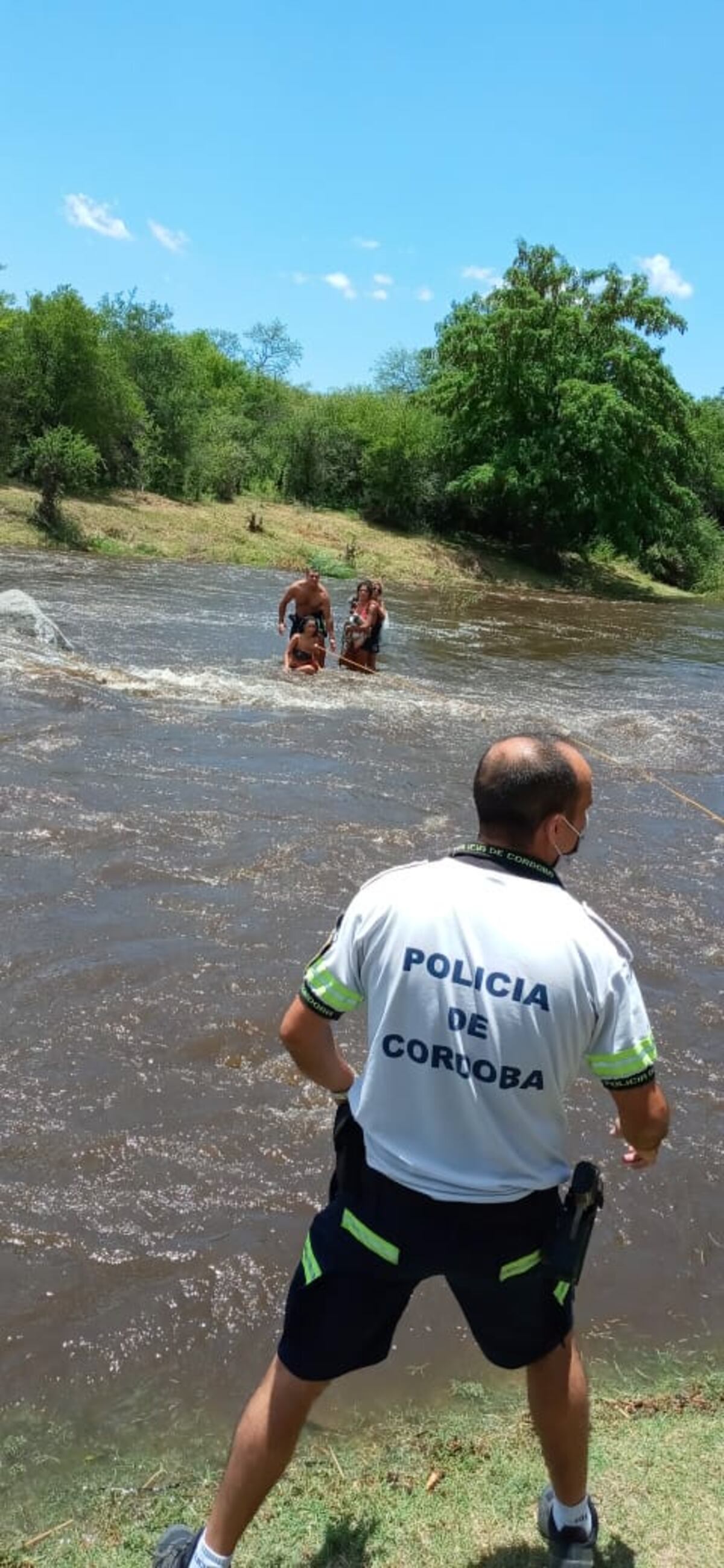 San Carlos Minas. La Policía rescató a tres mujeres que pidieron ayuda en el río. (Foto / La Voz)