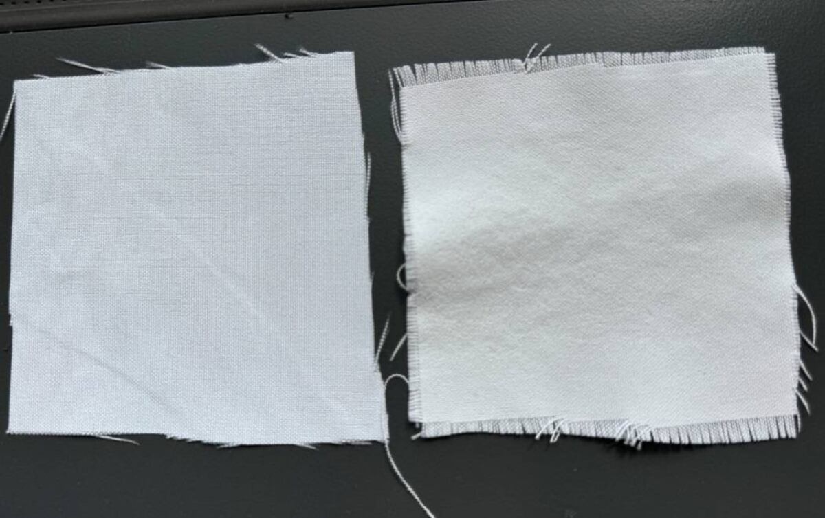 Un recubrimiento a base de tiza se adhiere a varios textiles disponibles comercialmente, incluidos el algodón y la fibra sintética, para crear telas refrescantes, como el material sintético tratado (derecha) que es más brillante que la tela sin tratar. (Europa Press)