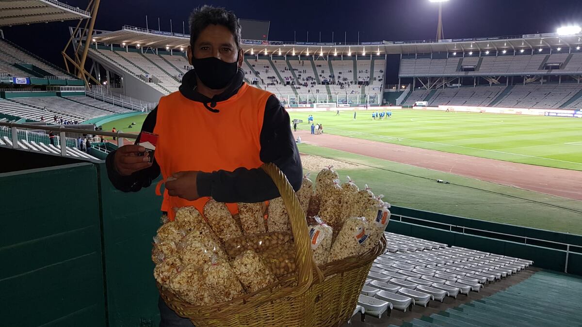 La bolsa de pururú, de cubanitos (que trae cinco) y maní, vale 200 pesos. (La Voz)