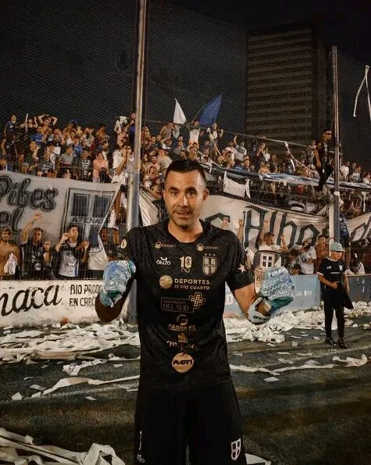 Ezequiel Bardín, experimentado arquero de Atenas de Río Cuarto, firmó su primer contrato profesional a los 38 años. (Prensa Atenas).