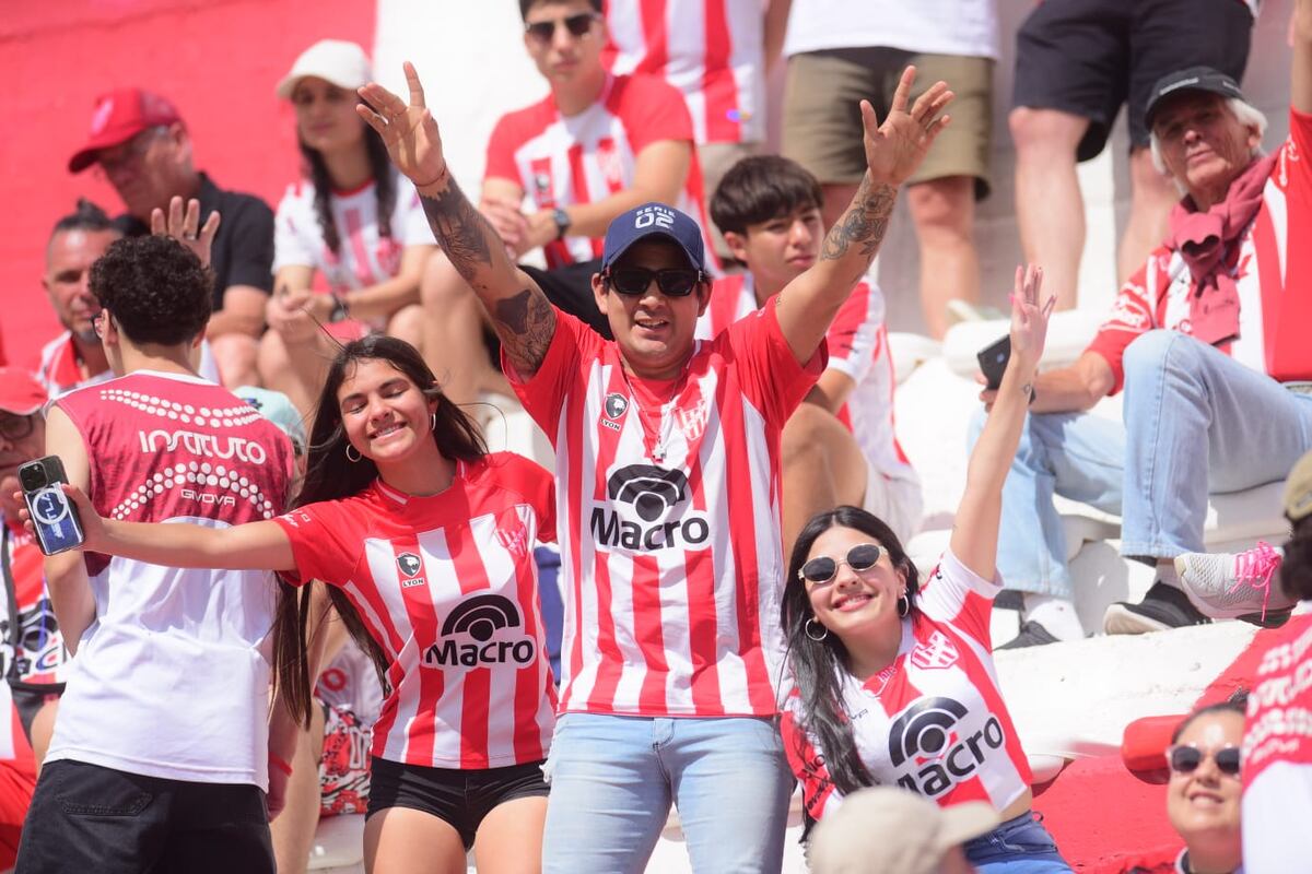 HInchas de Instituto en la previa del partido con Talleres en Alta Córdoba. (José Gabriel Hernández y Javier Ferreyra / La Voz)