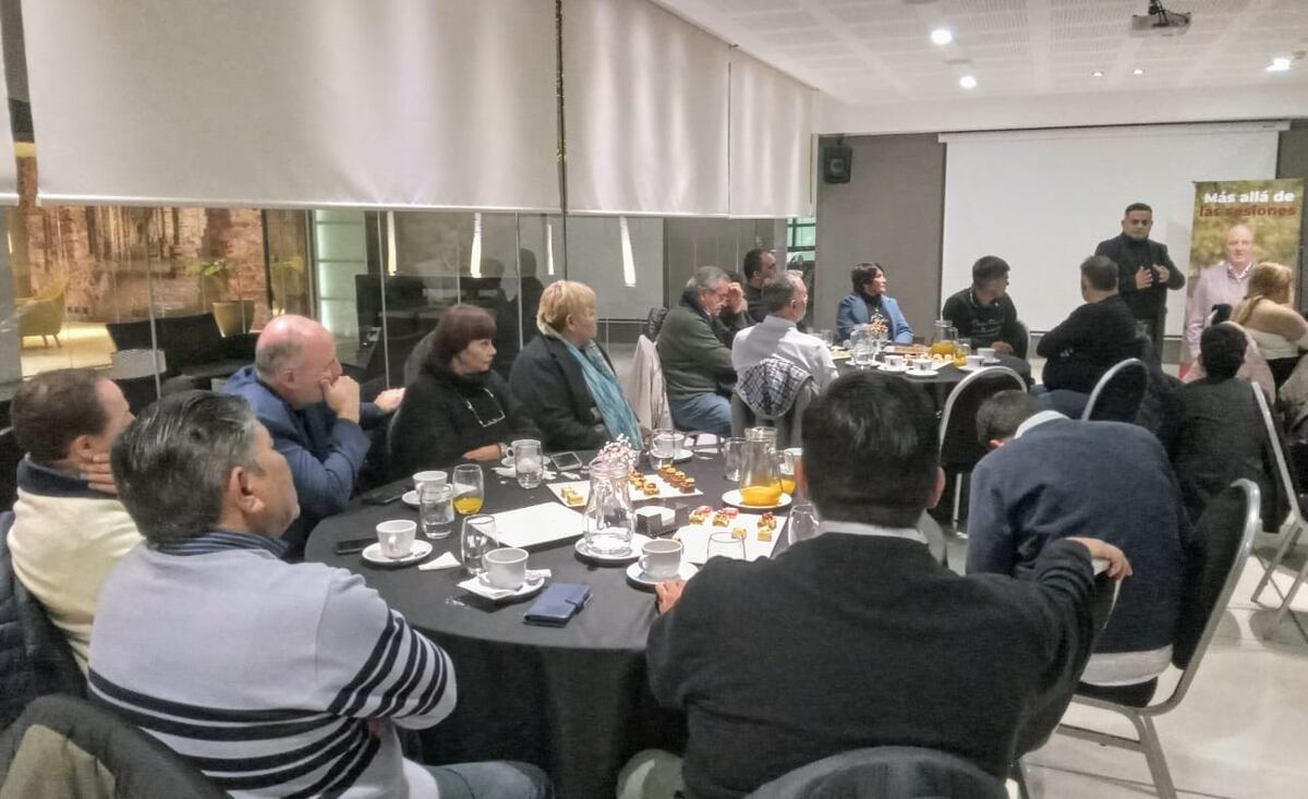 En el marco del Día del Vecino, el concejal capitalino Sergio Piguillem (UCR) llevó adelante una reunión con dirigentes de su línea interna. (La Voz)