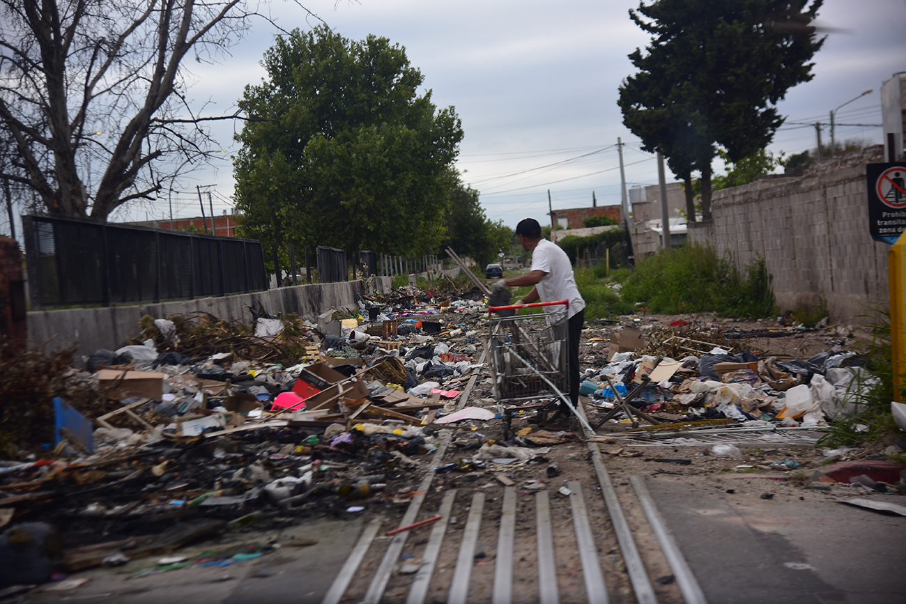 La basura se acumula de manera indiscriminada sobre las vías del tren.
Foto: Pedro Castillo / La Voz