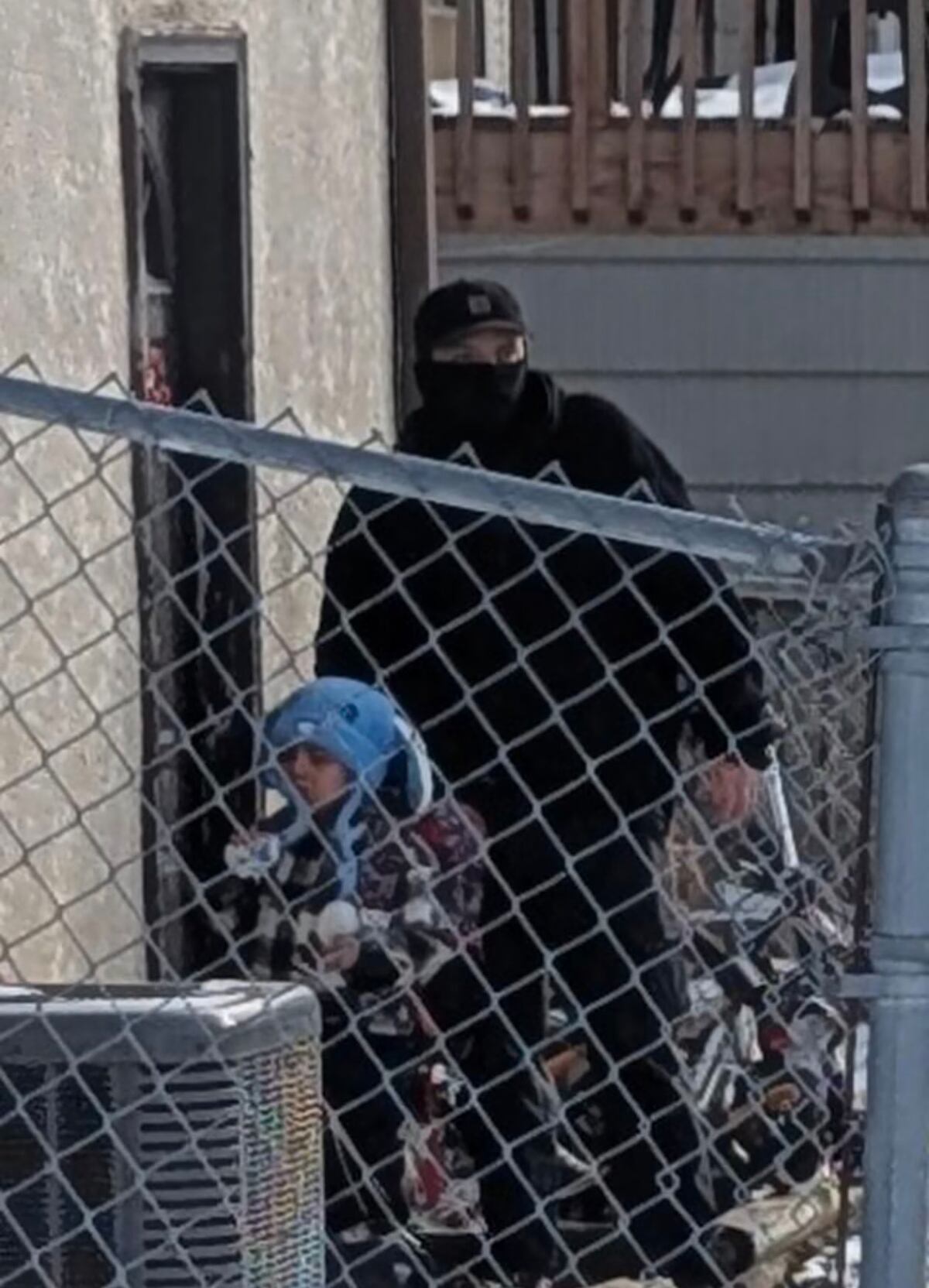El niño ecuatoriano en la puerta de su casa con un agente del ICE.